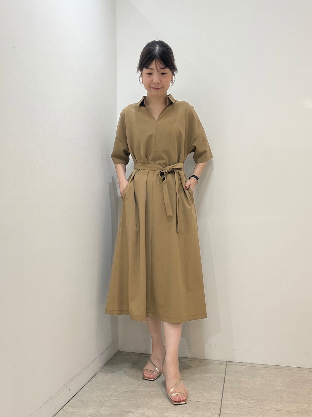 ブラック系のショルダーバッグを着用したレディースの夏コーディネートの1枚目の写真