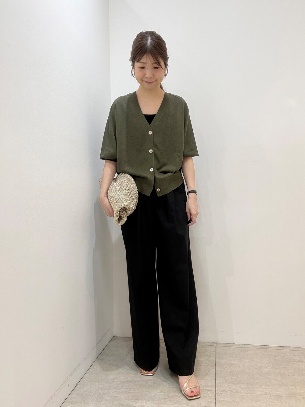 グリーン系のカーディガン/ボレロ、ブラック系のその他パンツ、シルバー系のトートバッグを着用したレディースの春コーディネートの1枚目の写真