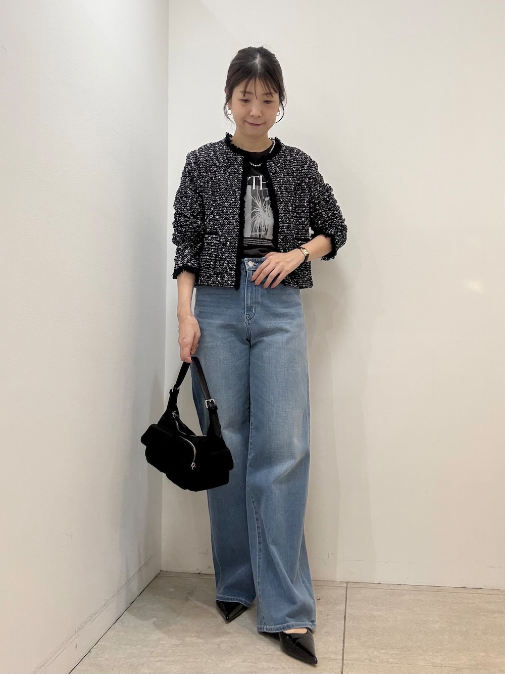 グレー系のTシャツ/カットソー、ブルー系のデニムパンツを着用したレディースの秋コーディネートの1枚目の写真