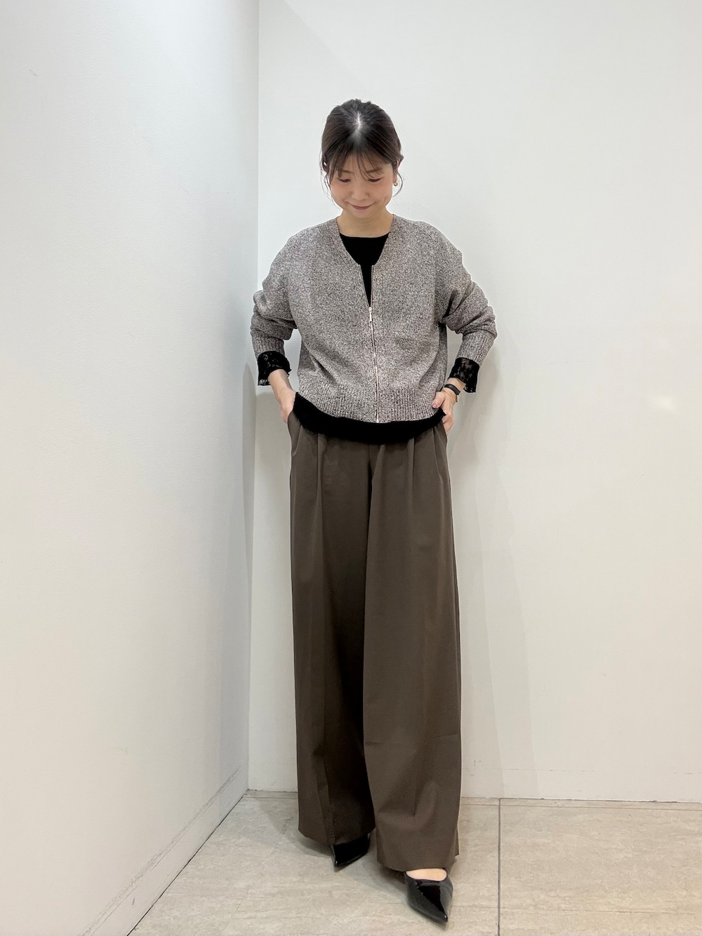 ブラウン系のカーディガン/ボレロ、ブラック系のシャツ/ブラウス、ブラウン系のその他パンツを着用したレディースの秋コーディネートの1枚目の写真