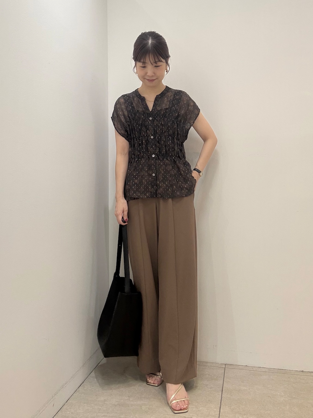 ブラウン系のシャツ/ブラウス、ブラウン系のその他パンツを着用したレディースの夏コーディネートの1枚目の写真