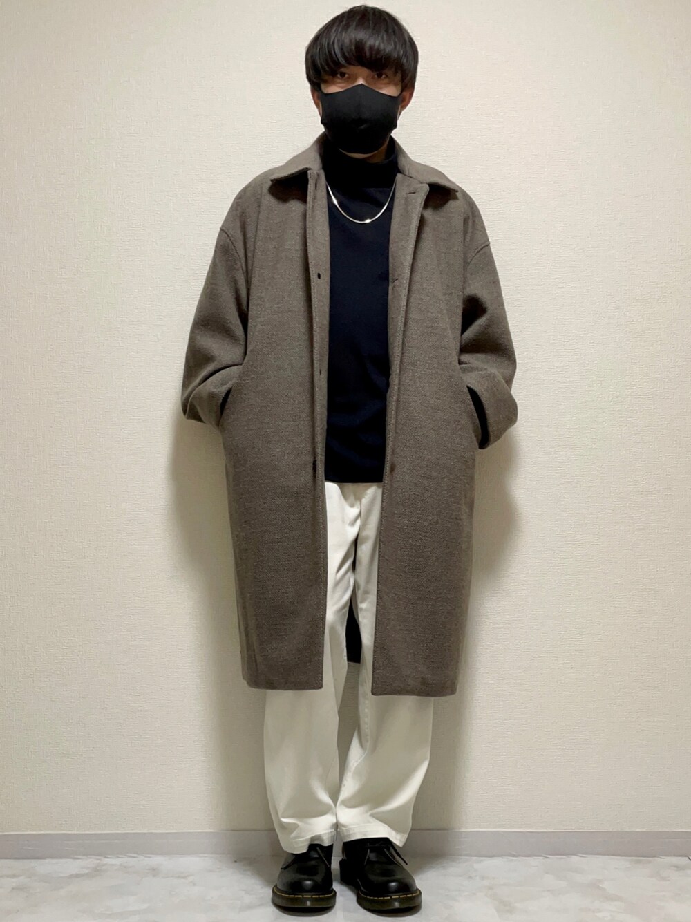 「ロングコート、ステンカラーコート、タートルネック、白パンツ、革靴、プチプラ、UNIQLO、DOOPZ、オーバーサイズ、ビッグシルエット、シンプルコーデ、きれいめカジュアル、休日スタイル」｜「DOOPZのDOOPZ ルーズスリーブバルカラーコート（その他アウター、ベージュ系）」を使った、DAiさん（メンズ・172cm）の冬コーディネートの1枚目の写真
