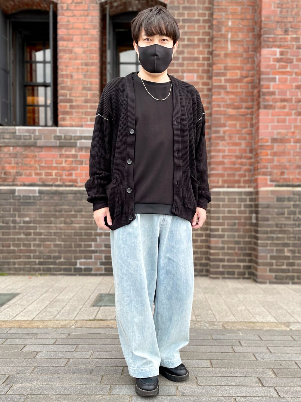「カーディガン、プチプラ、GU、スウェット、デニム、革靴、厚底シューズ、きれいめカジュアル、休日スタイル、シンプルコーデ、オーバーサイズ、ビッグシルエット、春コーデ」｜「GUのVネックカーディガン（カーディガン/ボレロ、ブラック系）」を使った、DAiさん（メンズ・172cm）の春コーディネートの1枚目の写真