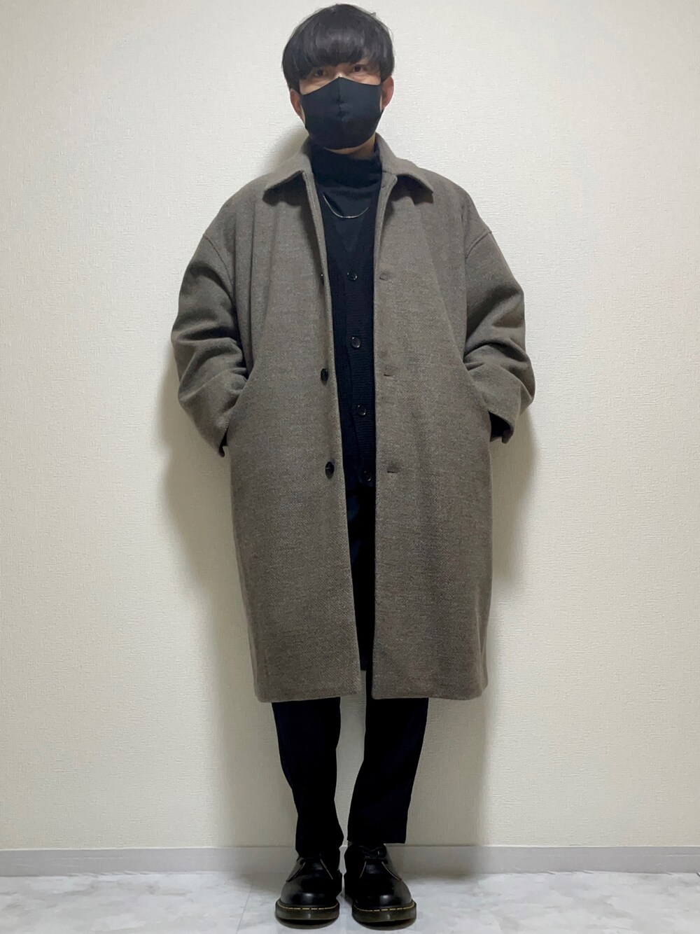 「ロングコート、タートルネック、ステンカラーコート、カーディガン、プチプラ、GU、UNIQLO、DOOPZ、オーバーサイズ、ビッグシルエット、革靴、シンプルコーデ、きれいめカジュアル、休日スタイル、冬コーデ」｜「DOOPZのDOOPZ ルーズスリーブバルカラーコート（その他アウター、ベージュ系）」を使った、DAiさん（メンズ・172cm）の冬コーディネートの1枚目の写真