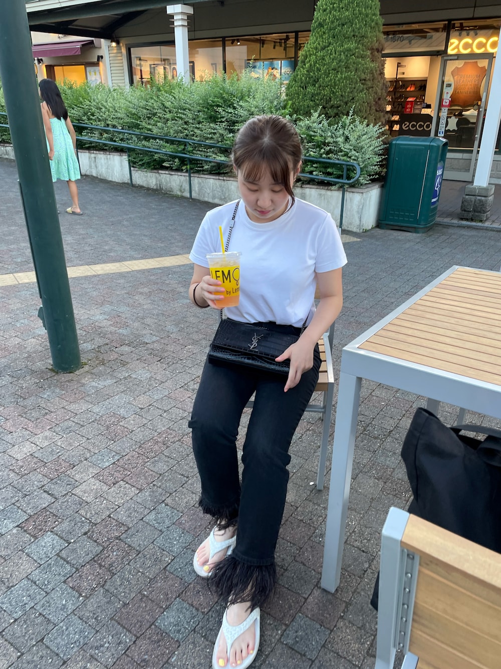 「夏セールで買いました、カジュアルコーデ、夏コーデ、アツいコーデ全部見せ、モノトーン、プチプラ、デニム、サンダル、ショルダーバッグ、ビーチサンダル、白Tシャツ、シンプルコーデ、カジュアル、オトナカワイイ、WEARyouthコーデ」｜「UNIQLOのクルーネックT（半袖）（Tシャツ/カットソー、ホワイト系）」を使った、LEOさん（レディース・157cm）の夏コーディネートの1枚目の写真