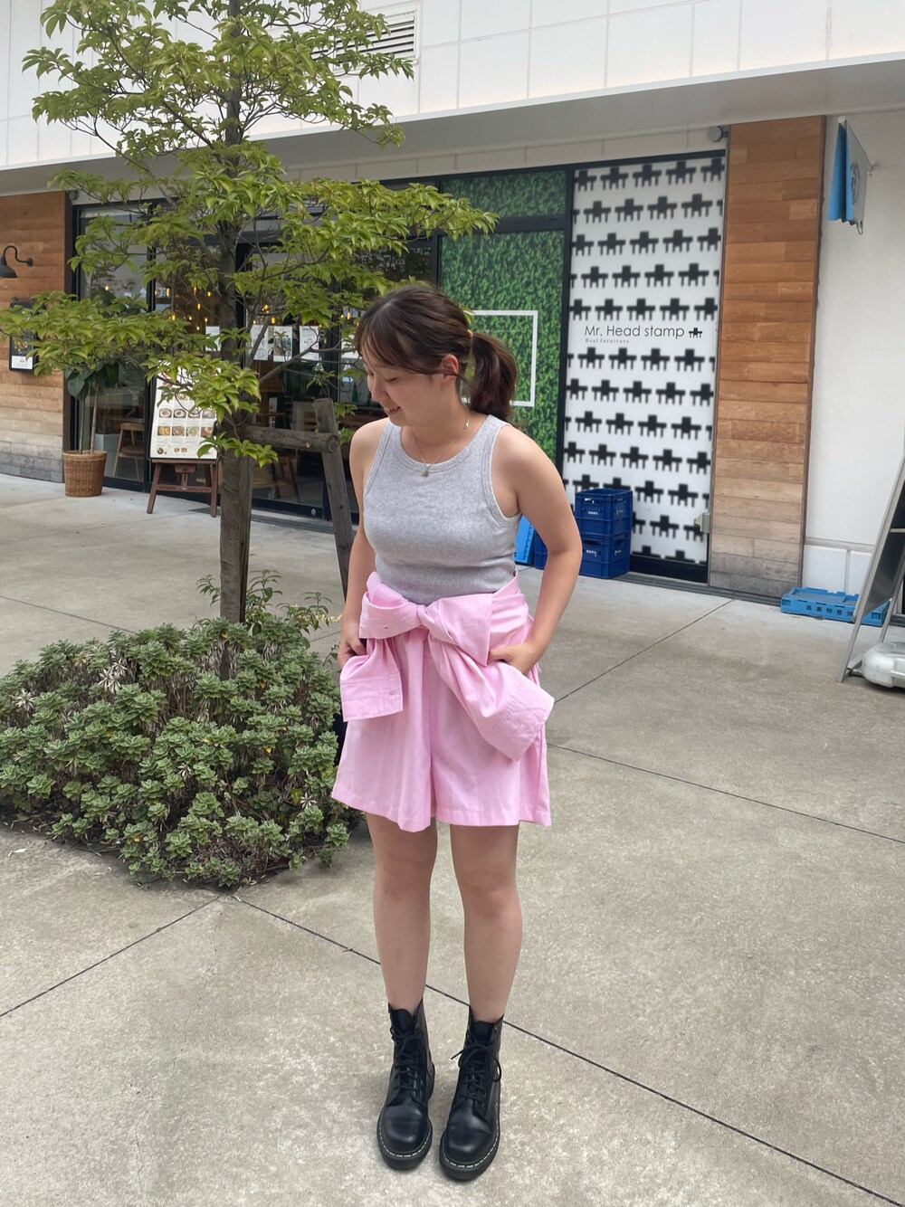 「秋服まるっと大公開、シャツスタイル、ブーツ、秋コーデ、オールインワン、タンクトップ、ストリート、秋服準備はじめました、お出かけコーデ、シンプルコーデ、休日スタイル、きれいめカジュアル、レイヤードスタイル、カラー×コーデ、韓国ファッション」｜「UNIQLOのアイテム（タンクトップ、グレー系）」を使った、LEOさん（レディース・157cm）の秋コーディネートの1枚目の写真