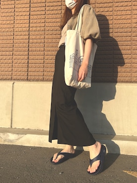 「OOFOS（ウーフォス）のOOFOS/ウーフォス  OORIGINAL/ウーオリジナル リカバリーサンダル（サンダル、ブルー系）」を使った、tami0707さん（レディース・157cm）の春コーディネート
