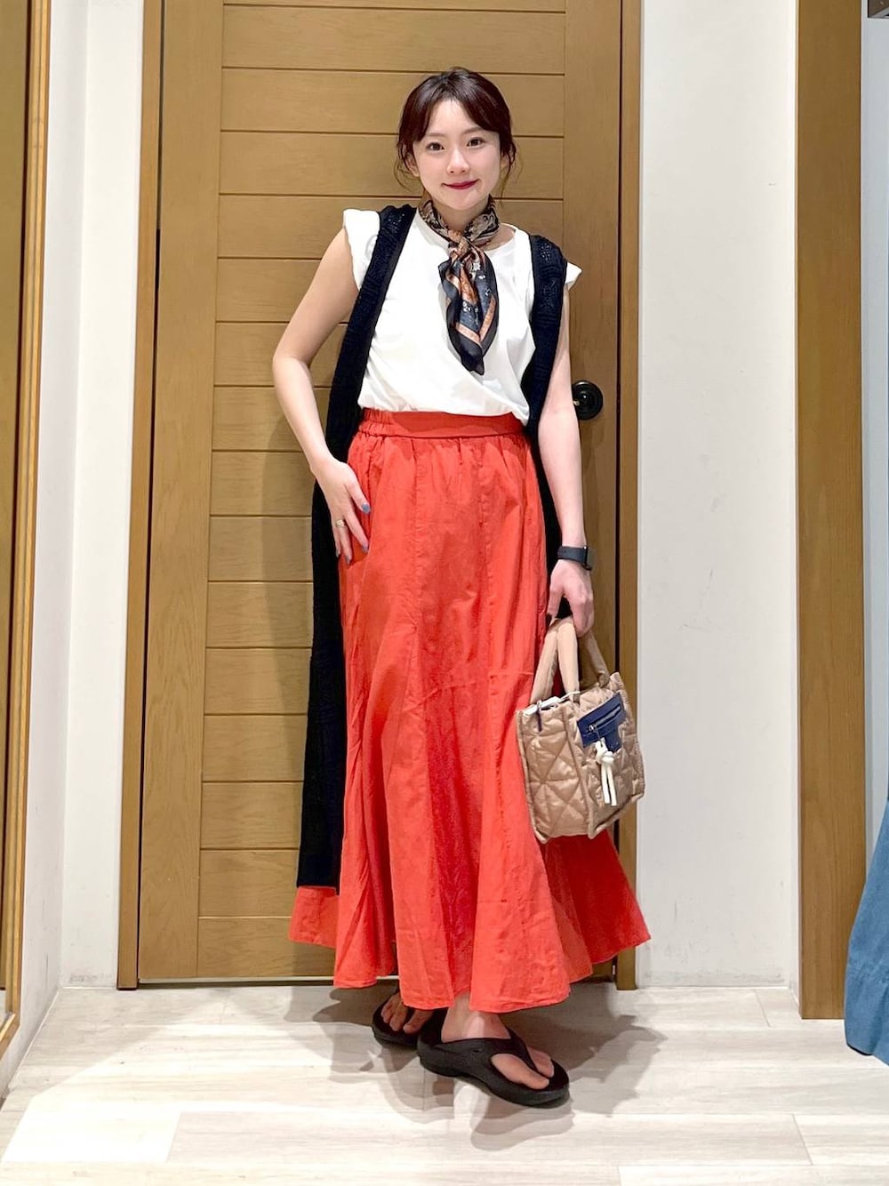 「着痩せ・細見え、カジュアル、体型カバー、ワンマイル、夏コーデ、セールコーデ、Tシャツ、ロングスカート、ママコーデ、楽ちんコーデ、着痩せ、BAYFLOW、女子会、大人カジュアル、きれいめカジュアル」｜「BAYFLOWの[すっきり見えする落ち感]コットンリネンフレアスカート（スカート、オレンジ系）」を使った、haruna1028bfさん（レディース・158cm）の春コーディネートの1枚目の写真
