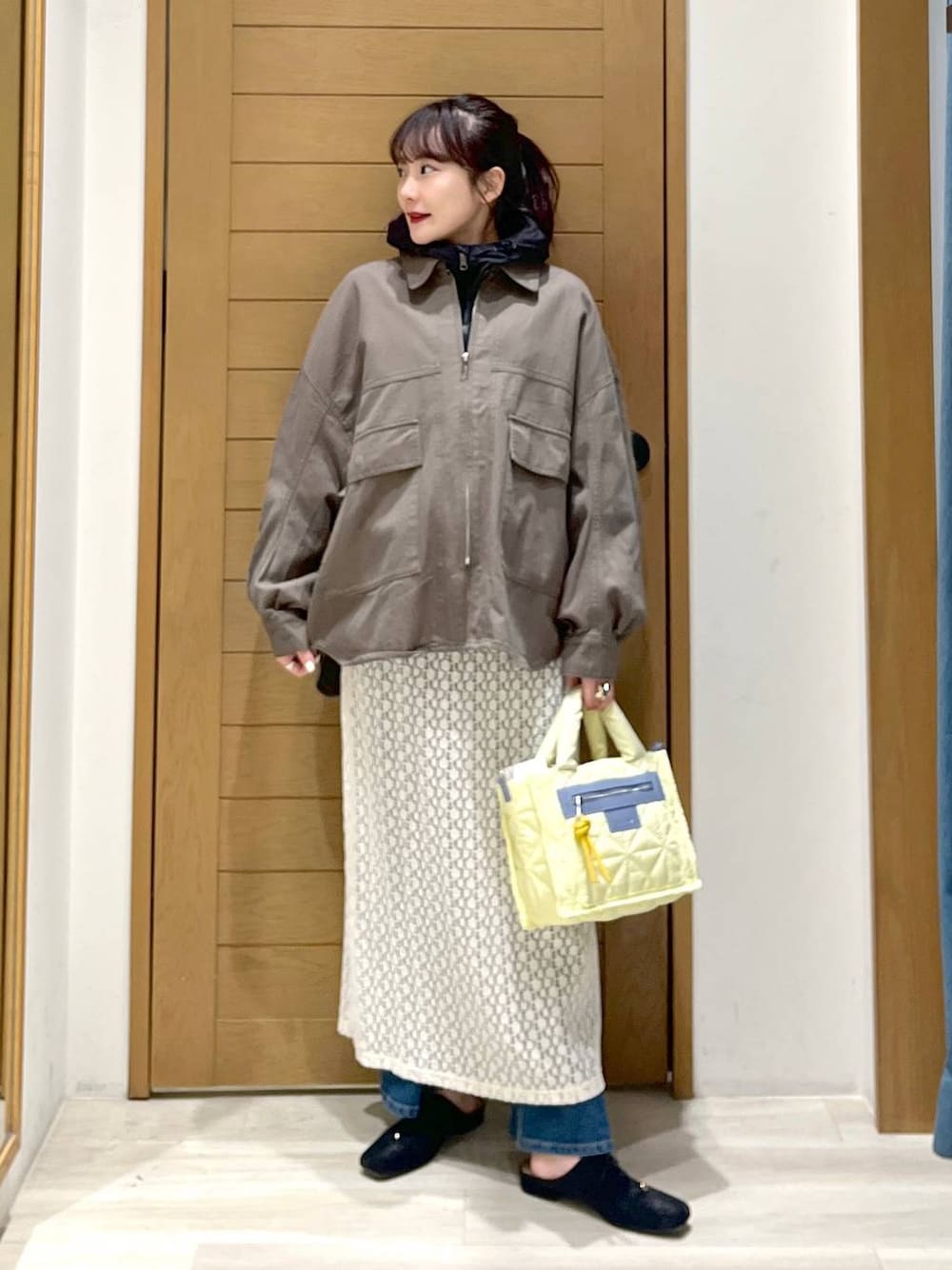 「ミリタリー、トートバッグ、春コーデ、レイヤードスタイル、メンズライク、デニムパンツ、ブルゾン、マウンテンパーカー、ロングスカート、カジュアル、着痩せ・細見え、体型カバー、ワンマイル、ママコーデ、楽ちんコーデ」｜「THE NORTH FACEの【THE NORTH FACE(ザ・ノース・フェイス)】ショートコンパクトジャケット（ブルゾン、ブラック系）」を使った、haruna1028bfさん（レディース・158cm）の春コーディネートの1枚目の写真