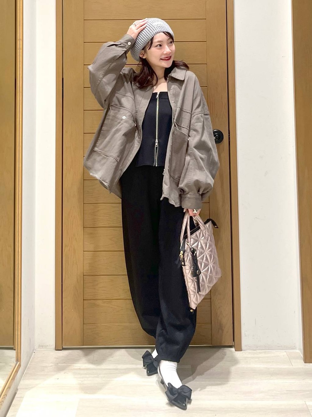 「カジュアル、着痩せ・細見え、体型カバー、ワンマイル、楽ちんコーデ、女子会、着痩せ、大人カジュアル、きれいめカジュアル、春コーデ、ママコーデ、BAYFLOW、春アウター、ヘルシー、スウェットパンツ」｜「BAYFLOWの[リボンがサイズUPして登場♪]フレフィットリボンミュール2（パンプス、ブラック系）」を使った、haruna1028bfさん（レディース・158cm）の春コーディネートの1枚目の写真