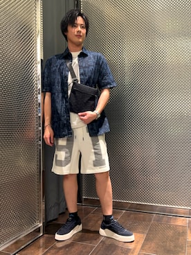 「ARMANI EXCHANGE（アルマーニエクスチェンジ）の【A|X アルマーニ エクスチェンジ】91ロゴ 半袖クルーネックTシャツ/REGULAR+（Tシャツ/カットソー、ホワイト系）」を使った、KAKERUさん（メンズ・170cm）の春コーディネート