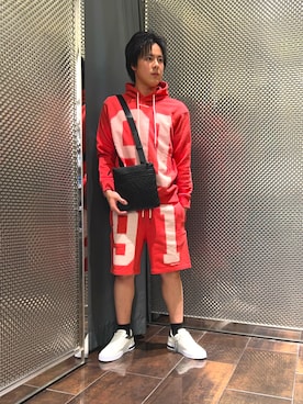 「ARMANI EXCHANGE（アルマーニエクスチェンジ）の【A|X アルマーニ エクスチェンジ】エンボスロゴ フラットショルダーバッグ（ショルダーバッグ、ブラック系）」を使った、KAKERUさん（メンズ・170cm）の春コーディネート