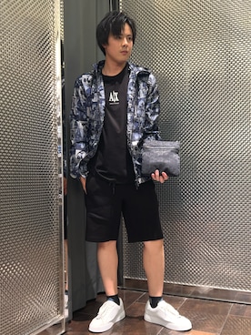 「ARMANI EXCHANGE（アルマーニエクスチェンジ）の【A|X アルマーニ エクスチェンジ】オールオーバージャカードロゴ フラットショルダーバッグ（ショルダーバッグ、ブルー系）」を使った、KAKERUさん（メンズ・170cm）の夏コーディネート