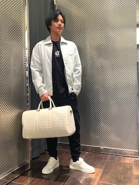 「ARMANI EXCHANGE（アルマーニエクスチェンジ）の【A|X アルマーニ エクスチェンジ】＜オンライン限定＞オールオーバーエンボスロゴ レースアップスニーカー（スニーカー、ホワイト系）」を使った、KAKERUさん（メンズ・170cm）の春コーディネート