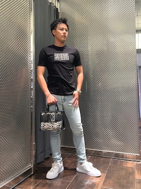 「ARMANI EXCHANGE（アルマーニエクスチェンジ）の【A|X アルマーニ エクスチェンジ】ダイアゴナルオールオーバーロゴ ボックスプリント 半袖クルーネックTシャツ/SLIM（Tシャツ/カットソー、ブラック系）」を使った、KAKERUさん（メンズ・170cm）の夏コーディネート