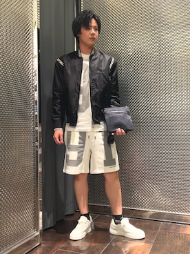 「ARMANI EXCHANGE（アルマーニエクスチェンジ）の【A|X アルマーニ エクスチェンジ】＜オンライン限定＞オールオーバーエンボスロゴ レースアップスニーカー（スニーカー、ホワイト系）」を使った、KAKERUさん（メンズ・170cm）の春コーディネート