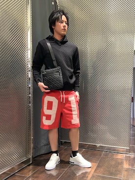 「ARMANI EXCHANGE（アルマーニエクスチェンジ）の【A|X アルマーニ エクスチェンジ】オールオーバーエンボスロゴ フラットショルダーバッグ（EC限定カラー含）（ショルダーバッグ、ブラック系）」を使った、KAKERUさん（メンズ・170cm）の春コーディネート