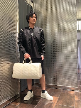 「ARMANI EXCHANGE（アルマーニエクスチェンジ）の【A|X アルマーニ エクスチェンジ】＜オンライン限定＞オールオーバーエンボスロゴ レースアップスニーカー（スニーカー、ホワイト系）」を使った、KAKERUさん（メンズ・170cm）の春コーディネート