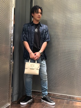 「ARMANI EXCHANGE（アルマーニエクスチェンジ）の【A|X アルマーニ エクスチェンジ】オールオーバーロゴ レースアップスニーカー（スニーカー、ブラック系）」を使った、KAKERUさん（メンズ・170cm）の夏コーディネート