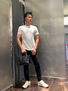 「ARMANI EXCHANGE（アルマーニエクスチェンジ）の【A|X アルマーニ エクスチェンジ】ダイアゴナルオールオーバーロゴ ボックスプリント 半袖クルーネックTシャツ/SLIM（Tシャツ/カットソー、ホワイト系）」を使った、KAKERUさん（メンズ・170cm）の夏コーディネート