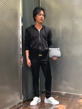 「ARMANI EXCHANGE（アルマーニエクスチェンジ）の【A|X アルマーニ エクスチェンジ】オールオーバーエンボスロゴ フラットショルダーバッグ（EC限定カラー含）（ショルダーバッグ、ブラック系）」を使った、KAKERUさん（メンズ・170cm）の春コーディネート