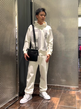 「ARMANI EXCHANGE（アルマーニエクスチェンジ）の【A|X アルマーニ エクスチェンジ】91ロゴ フーデッドスウェットプルオーバー（スウェット、ホワイト系）」を使った、KAKERUさん（メンズ・170cm）の夏コーディネート