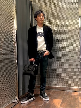 「ARMANI EXCHANGE（アルマーニエクスチェンジ）の【A|X アルマーニ エクスチェンジ】ゴールドディテール ブルーウォッシュデニムパンツ_J14 SLIM（デニムパンツ、ブルー系）」を使った、KAKERUさん（メンズ・170cm）の春コーディネート