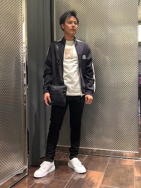 「ARMANI EXCHANGE（アルマーニエクスチェンジ）の【A|X アルマーニ エクスチェンジ】AXロゴ サイドテープ スタンドカラージップアップスウェットシャツ（スウェット、ブルー系）」を使った、KAKERUさん（メンズ・170cm）の夏コーディネート