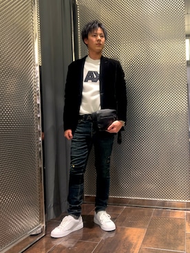 「ARMANI EXCHANGE（アルマーニエクスチェンジ）の【A|X アルマーニ エクスチェンジ】ゴールドディテール ブルーウォッシュデニムパンツ_J14 SLIM（デニムパンツ、ブルー系）」を使った、KAKERUさん（メンズ・170cm）の春コーディネート