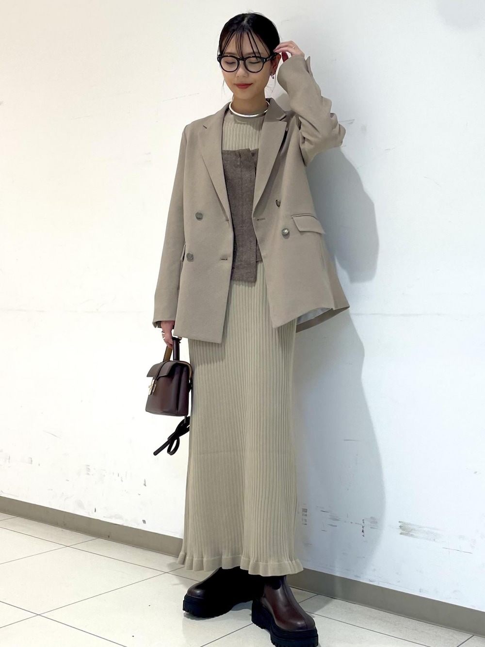 「ワンピ、ビスチェ、ビスチェコーデ、秋服、秋服コーデ、ジャケット、ジャケットコーデ、ジャケットスタイル、厚底、厚底ブーツ、ベージュ、ブラウン、ミニバッグ、初秋コーデ、秋コーデ」｜「VISの【2WAY】ひねり金具ワンハンドルミニショルダーバッグ（ショルダーバッグ、ブラウン系）」を使った、akariさん（レディース・161cm）の秋コーディネートの1枚目の写真