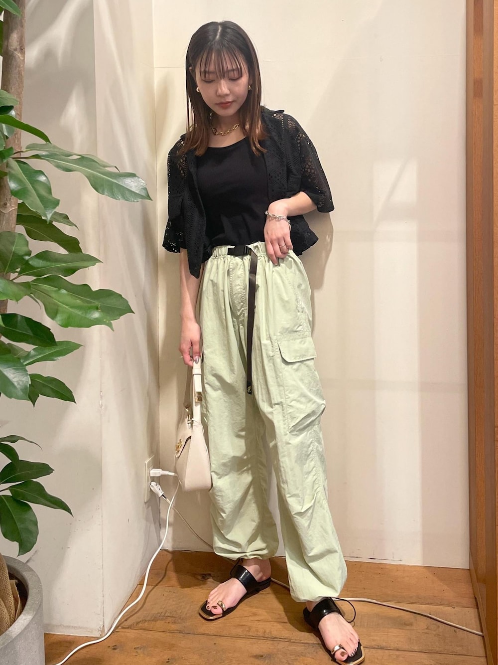 「グラミチ、カーゴパンツ、カーディガン、クロシェ、レース、カジュアル、大人カジュアル、サンダル、バッグ、ハンドバッグ、お出かけコーデ、VIS、フェス、BBQ、小旅行」｜「VISの【追加】【180℃美人見え】ハンドルリボンワンショルダーバッグ（ハンドバッグ、ホワイト系）」を使った、akariさん（レディース・161cm）の春コーディネートの1枚目の写真