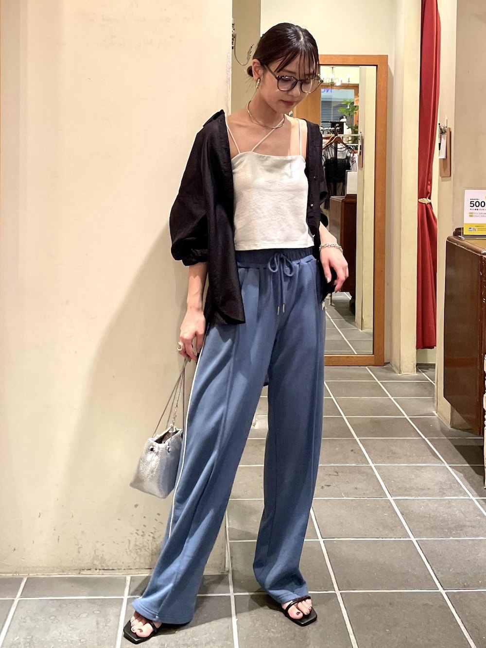 「シルバー、ミニ、巾着、チェーン、ブラック、長袖、シャツ、オーバーサイズ、ブルー、ヒール、ローヒール、初夏コーデ、夏コーデ、お出かけコーデ、スポーツミックス」｜「VISのメタル釦シンプルシアーシャツ（シャツ/ブラウス、ブラック系）」を使った、akariさん（レディース・161cm）の夏コーディネートの1枚目の写真