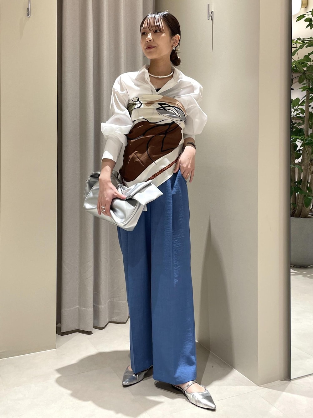 「初春コーデ、春コーデ、初夏コーデ、夏コーデ、デートコーデ、お出かけコーデ、旅行コーデ、女子会コーデ、大人カジュアル、パンツスタイル、カジュアルコーデ、シンプルコーデ、VIS、ウェーブ、イエベ秋」｜「VISの【防シワ/接触冷感/洗える】ボリュームフレアシャツ（シャツ/ブラウス、ホワイト系）」を使った、akariさん（レディース・161cm）の春コーディネートの1枚目の写真