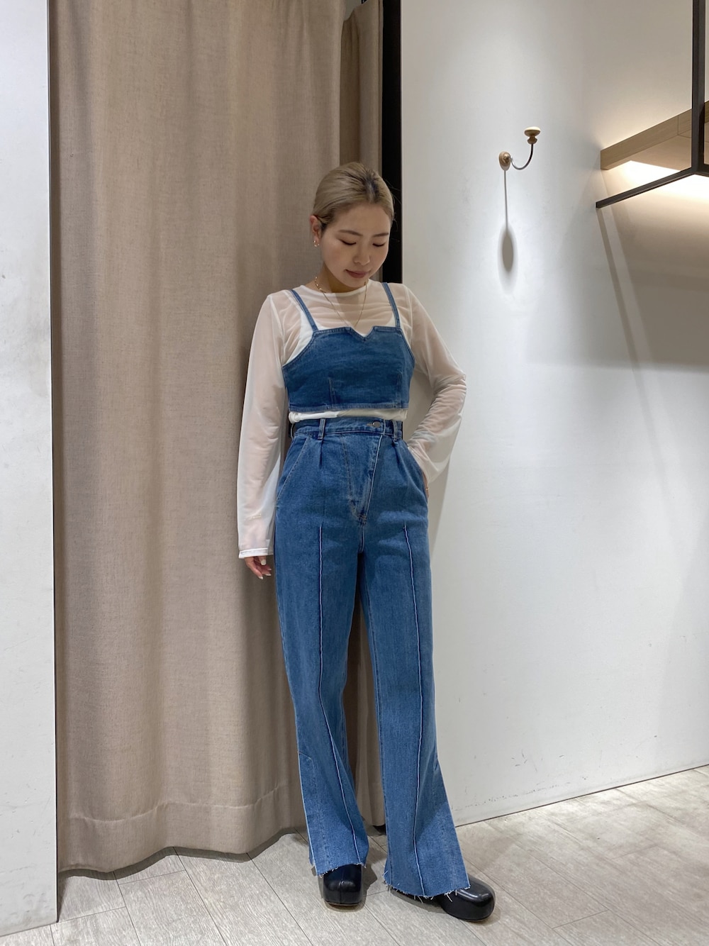 ブルー系のデニムパンツ、ブルー系のその他トップス、ホワイト系のTシャツ/カットソーを着用したレディースの春コーディネートの1枚目の写真