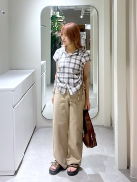 「アイテム（デニムパンツ、ベージュ系）」を使った、AYANAさん（レディース・155cm）の秋コーディネート