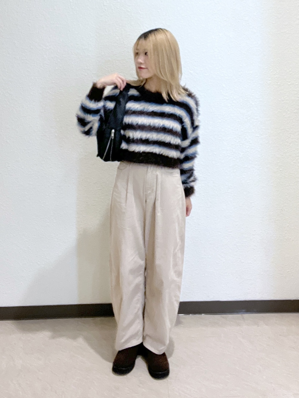 ブラウン系のシューズ、ベージュ系のその他パンツ、ブラック系のハンドバッグを着用したレディースの秋コーディネートの1枚目の写真