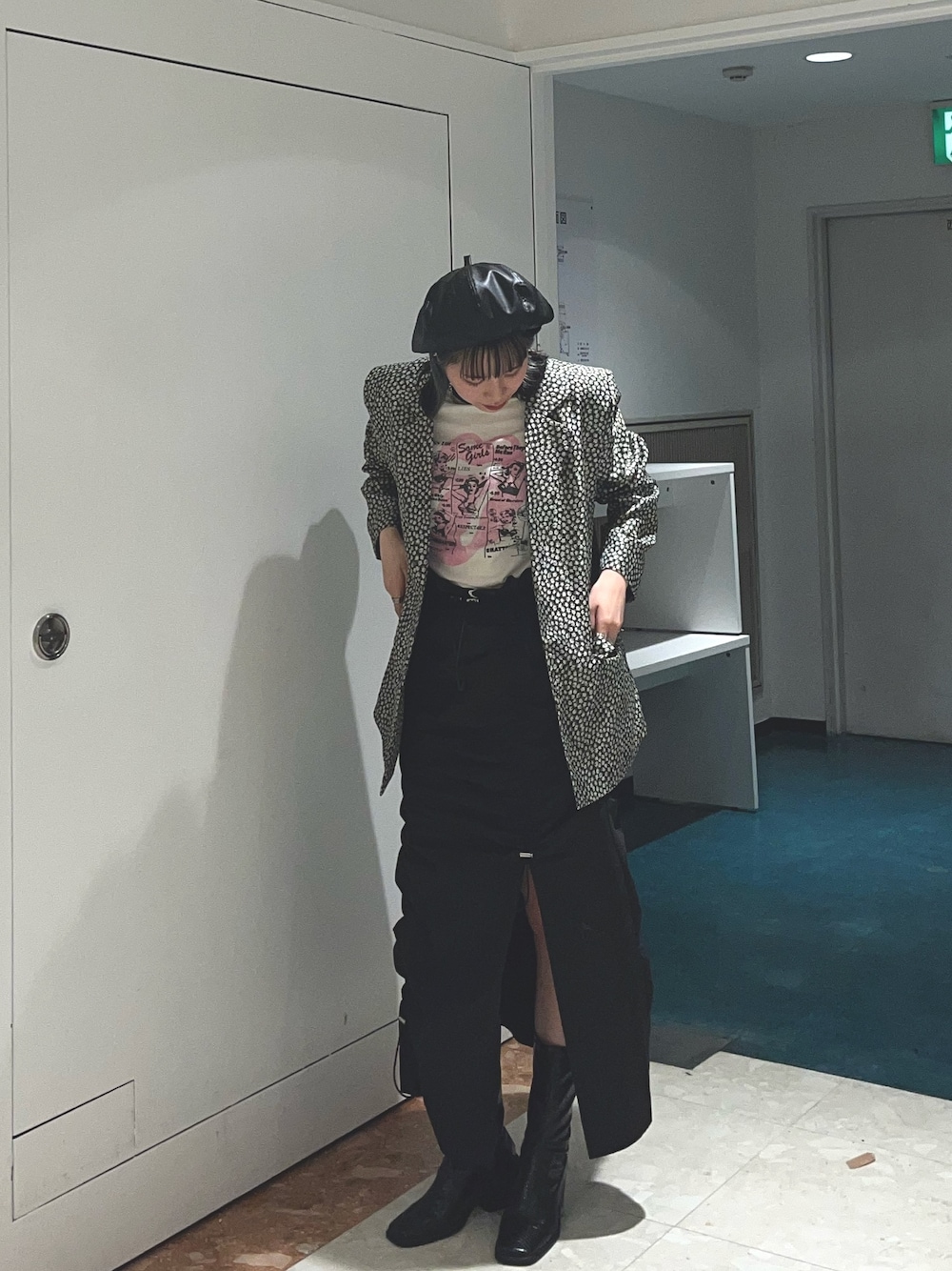 ブラック系のスカート、ブラック系のテーラードジャケット、ホワイト系のTシャツ/カットソーを着用したレディースの春コーディネートの1枚目の写真