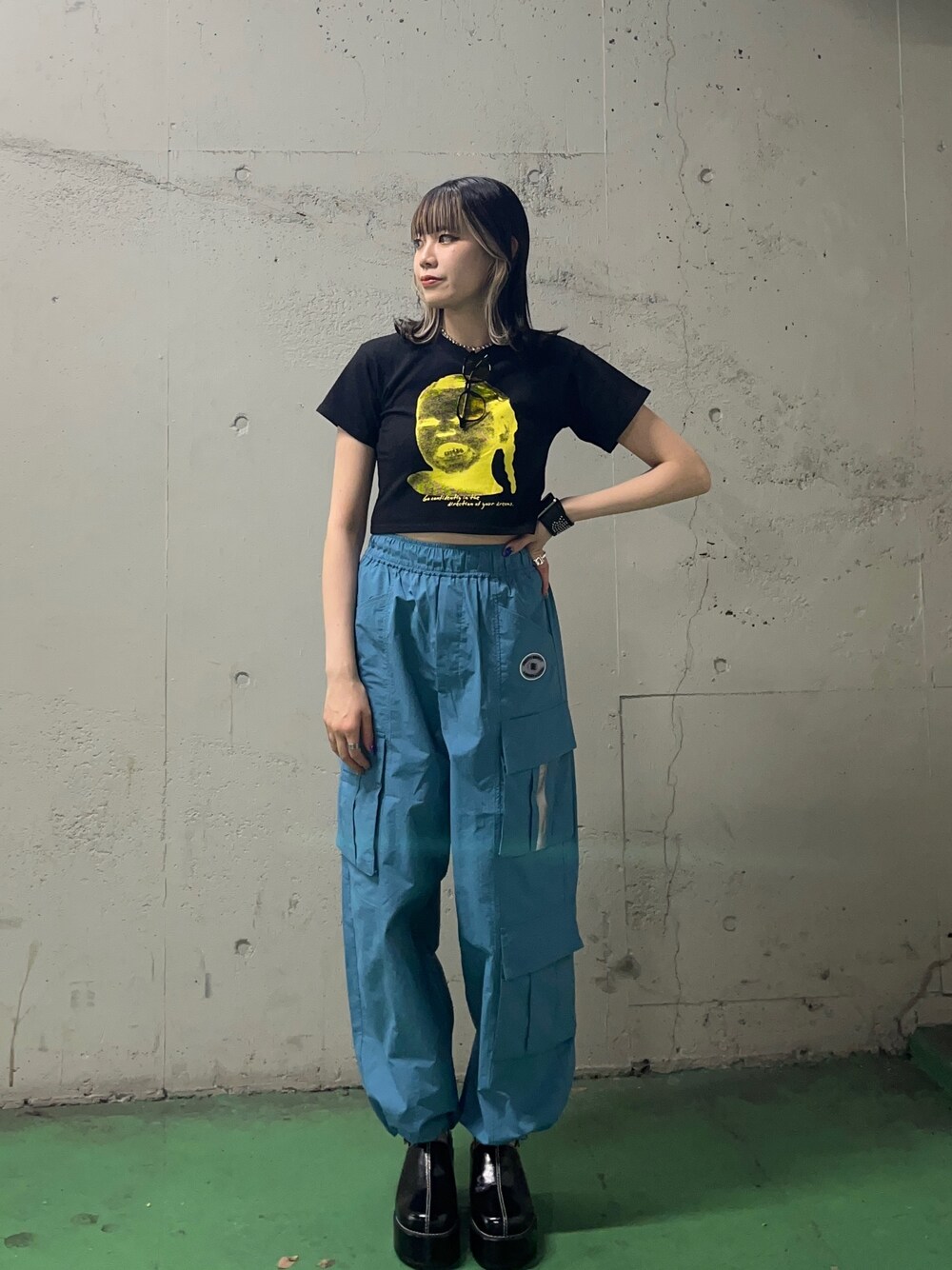 ブルー系のカーゴパンツ、ブラック系のサンダル、ブラック系のTシャツ/カットソーを着用したレディースの夏コーディネートの1枚目の写真