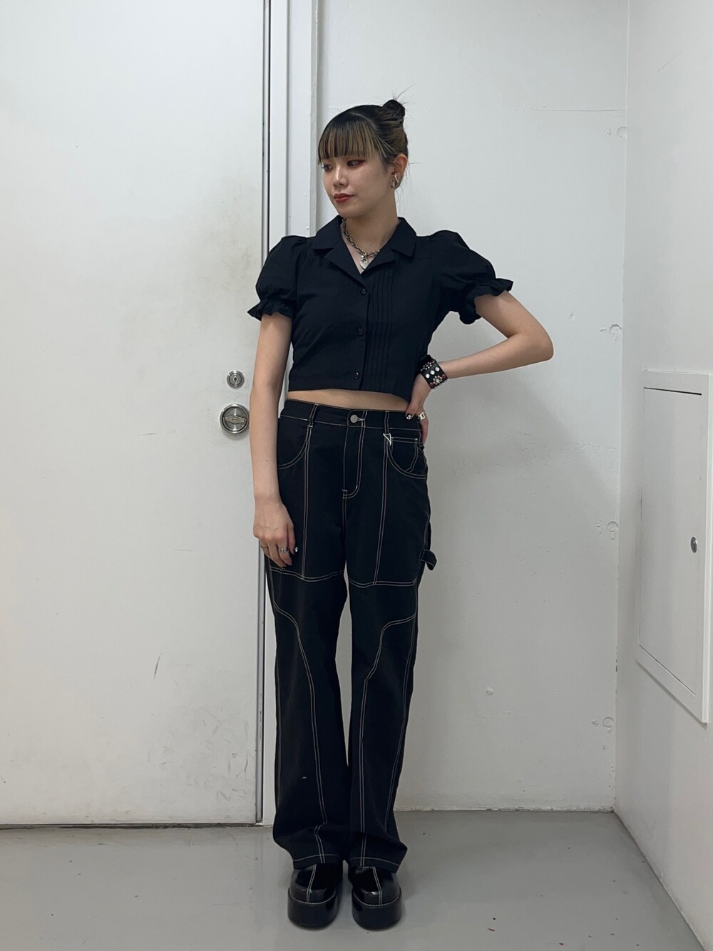 ブラック系のその他パンツ、ブラック系のシャツ/ブラウス、ブラック系のサンダルを着用したレディースの夏コーディネートの1枚目の写真