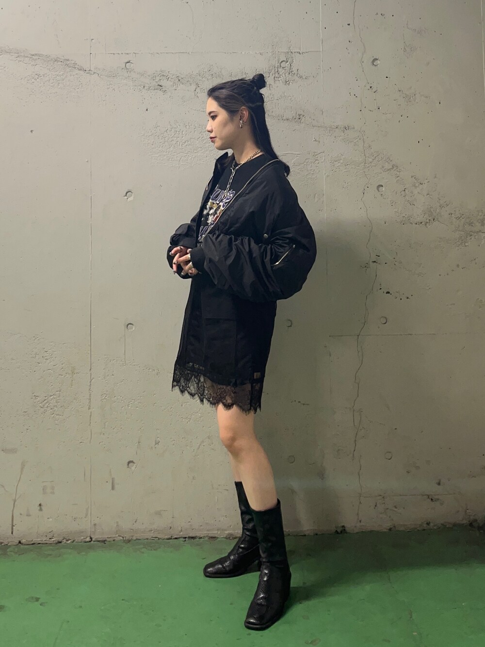 ブラック系のその他パンツ、ブラック系のMA-1、ブラック系のワンピースを着用したレディースの秋コーディネートの1枚目の写真