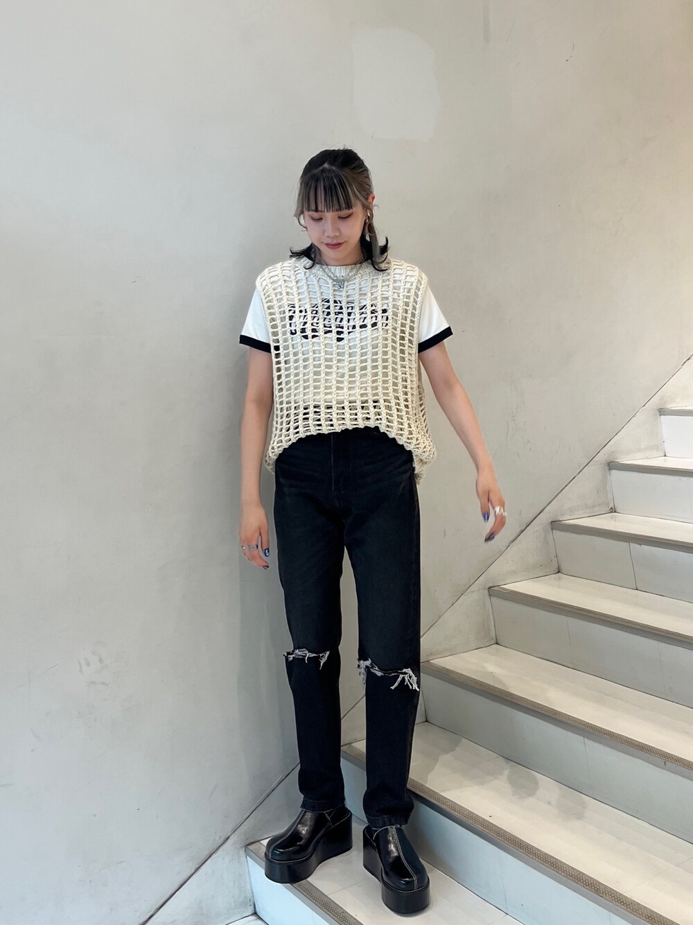 ブラック系のデニムパンツ、ホワイト系のTシャツ/カットソー、ホワイト系のベストを着用したレディースの春コーディネートの1枚目の写真