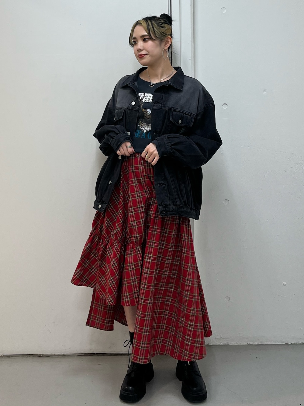 「ロングスカート、jouetie、jouetiefashionista、オトナ女子、Gジャン、赤チェック、はるコーデ、ブーツ、オトナカジュアル、シンプル、アシメスカート」｜「jouetieのルーズGジャン（デニムジャケット、ブラック系）」を使った、NAGISAさん（レディース・162cm）の冬コーディネートの1枚目の写真