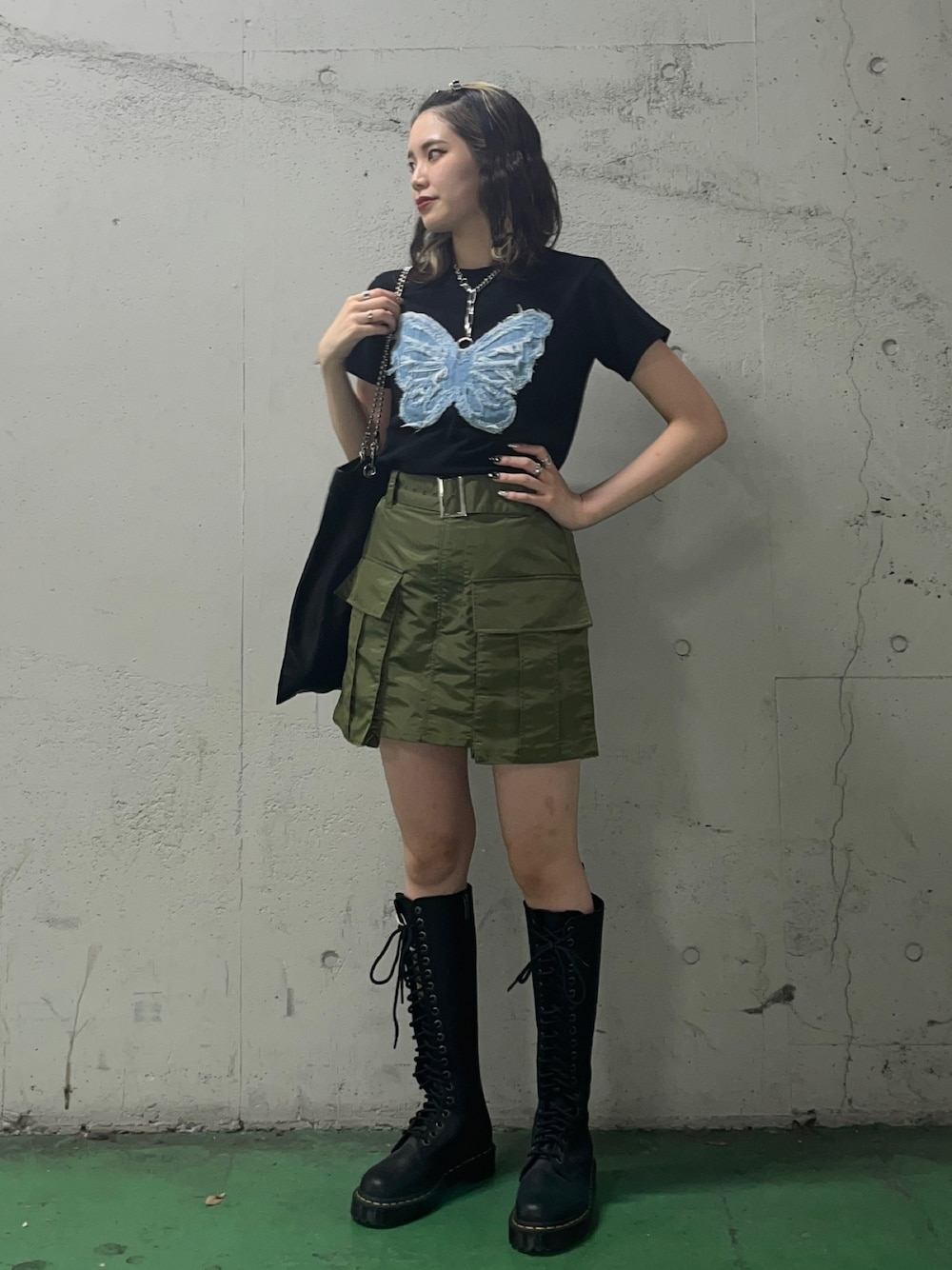 ブラック系のTシャツ/カットソー、グリーン系のその他パンツ、ブラック系のトートバッグを着用したレディースの夏コーディネートの1枚目の写真