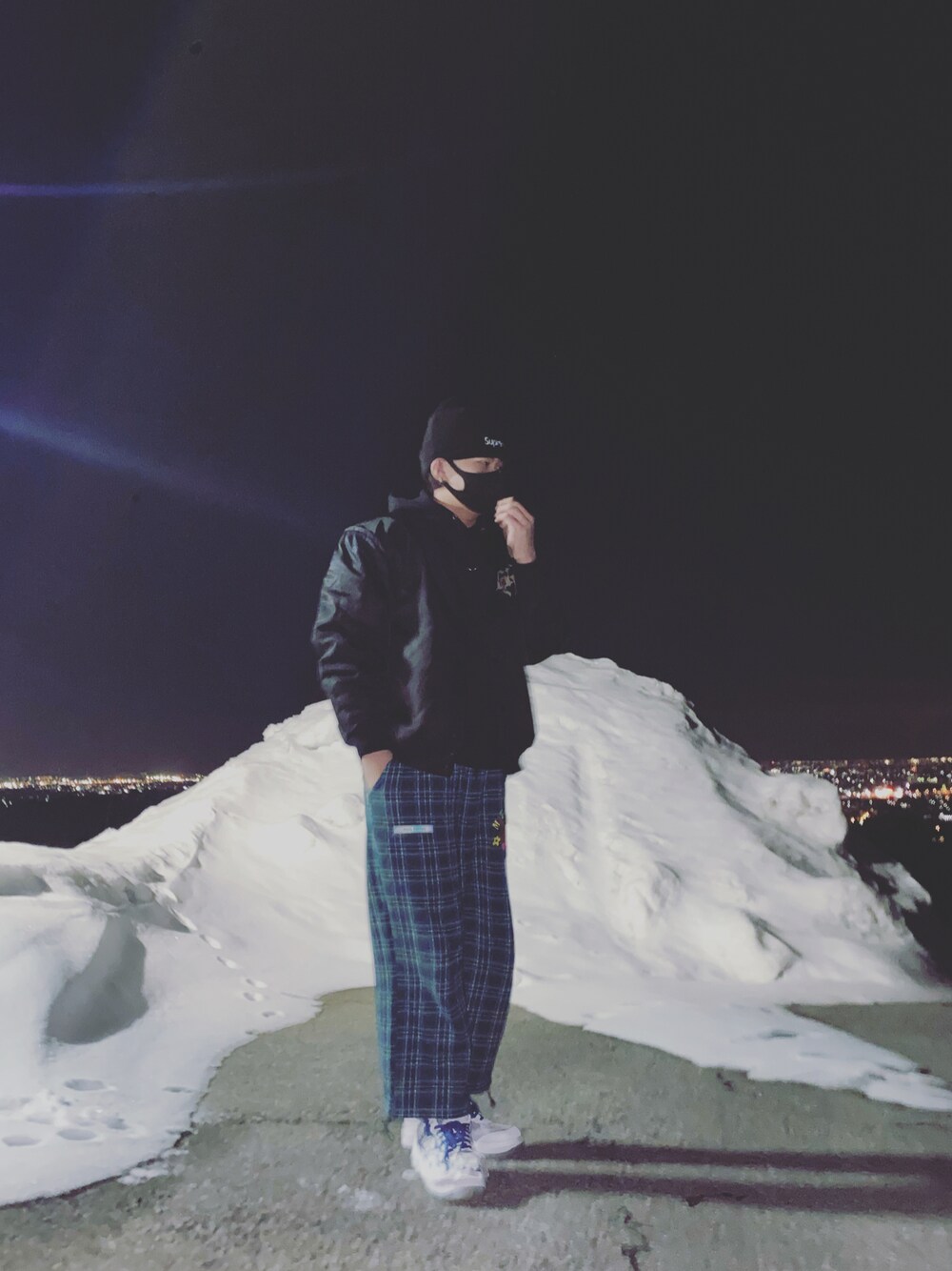 「春服みてみて、スニーカーコーデ、ニット、古着、スタジャン、supreme、AIR FORCE 1、ストリート」｜「Supreme のアイテム（ニットキャップ/ビーニー、ブラック系）」を使った、煮干しさん（メンズ・180cm）の春コーディネートの1枚目の写真