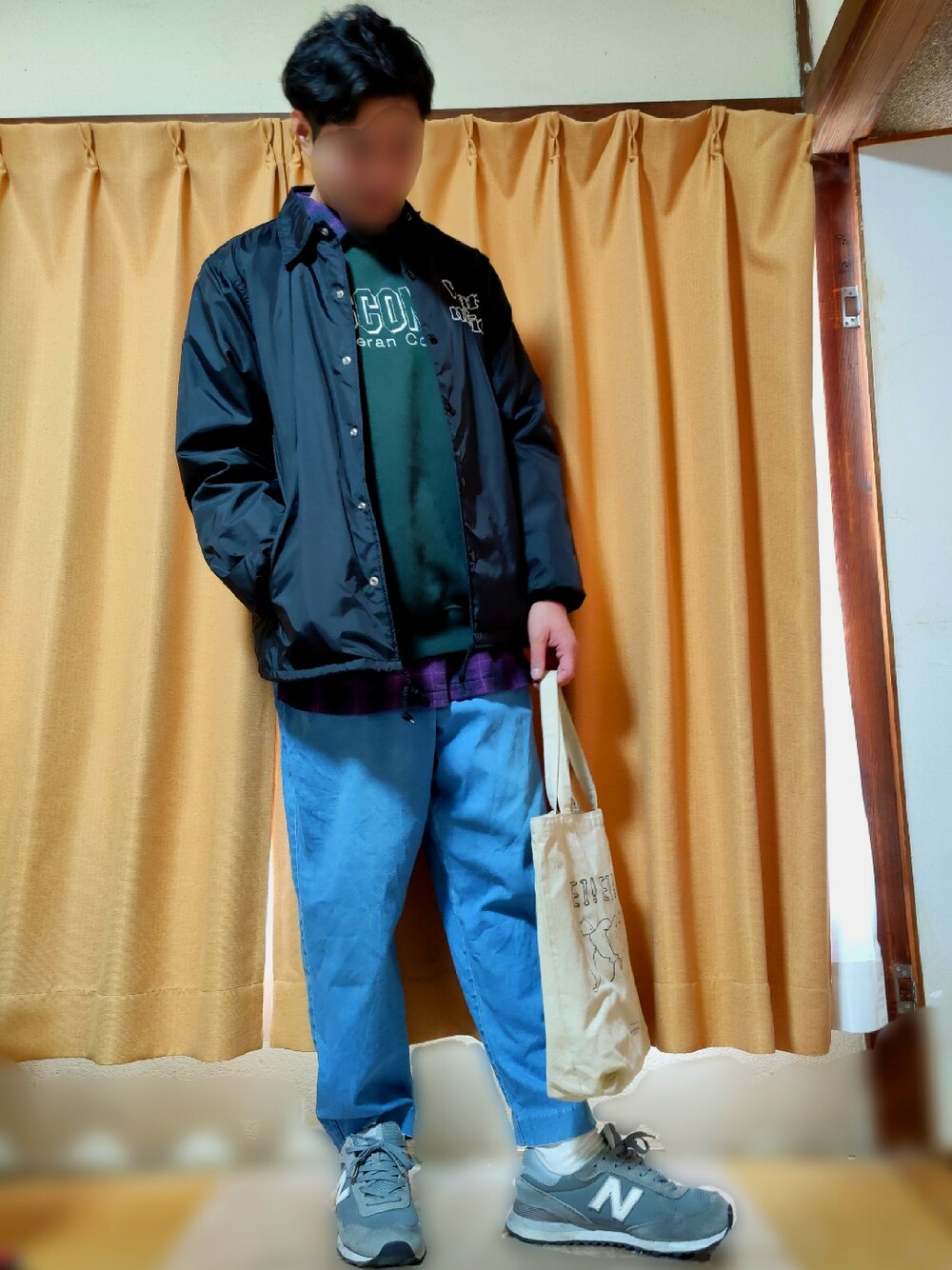 ブラック系のブルゾン、グリーン系のスウェット、パープル系のシャツ/ブラウスを着用したメンズの春コーディネートの2枚目の写真