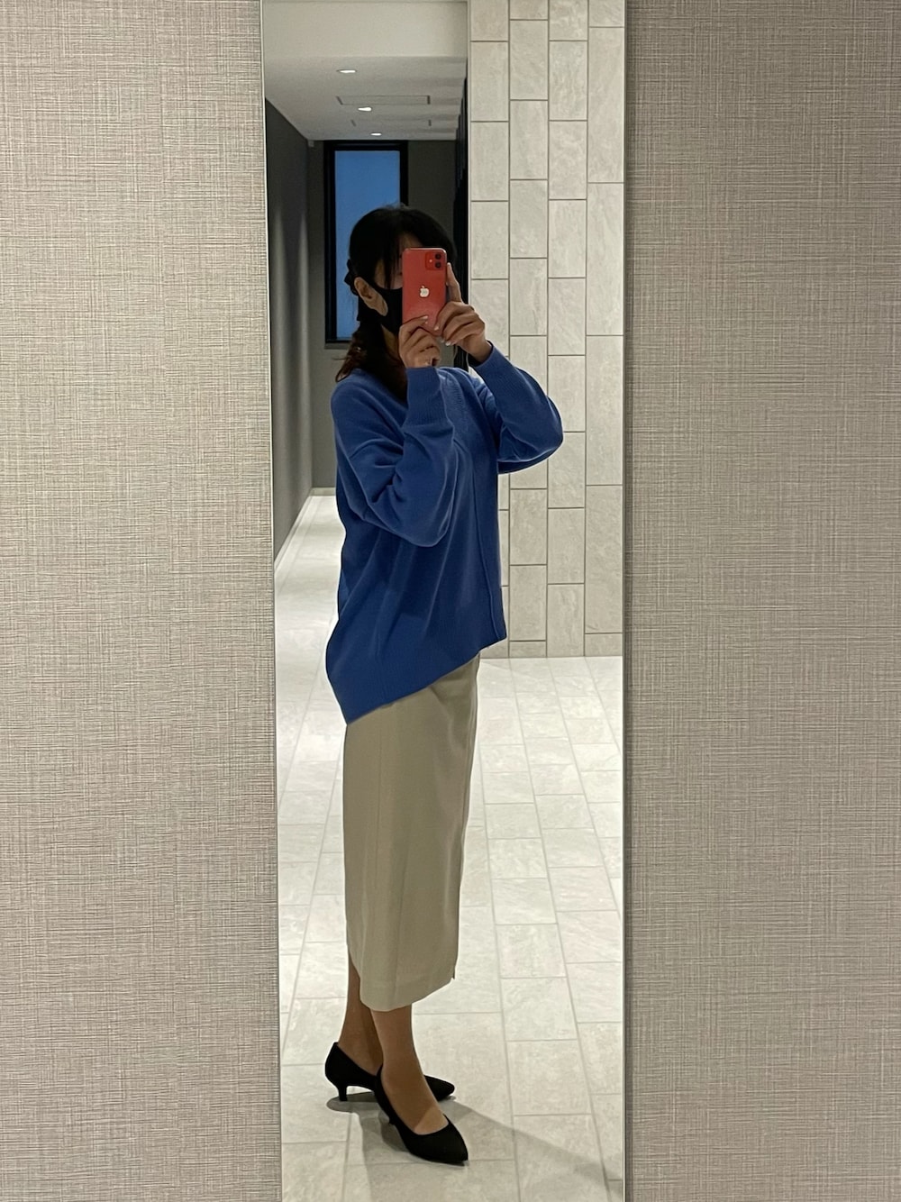 「大人カジュアル、春カラー、スカートスタイル、タイトスカート、スリット、白タイトスカート、ブルー x ホワイト、ブルーニット、大人コーデ、オフィススタイル、オフィスコーデ」｜「OPAQUE.CLIPのアイテム（ニット/セーター、ブルー系）」を使った、ondoruさん（レディース・163cm）の春コーディネートの1枚目の写真