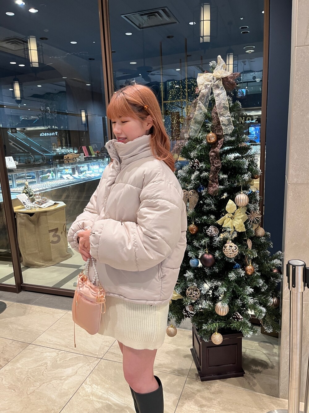 「冬のコーデ、ワントーンコーデ、ハイネック、ダウン、アウター、ベージュ、ニットワンピース、ニット、刺繍ニット、刺繍、白ニット、ナイスクラップ 」｜「one after another NICE CLAUPの【フードが取り外せる】マルチWAYエコダウンジャケット（ダウンジャケット/コート、ベージュ系）」を使った、momokaさん（レディース・160cm）の冬コーディネートの2枚目の写真