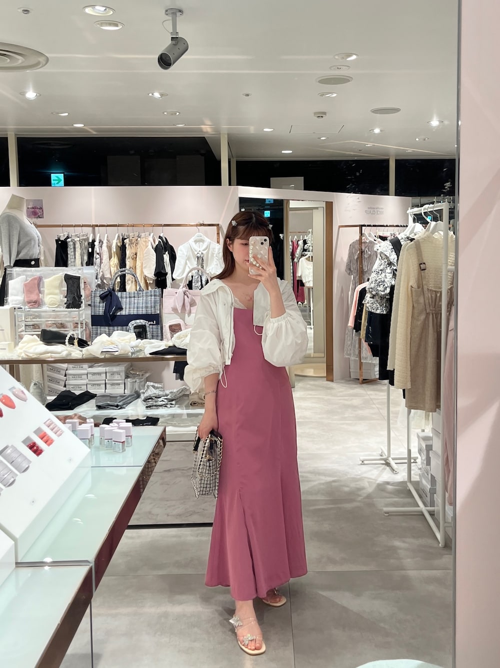 「ナイスクラップ、キャミワンピ、キャミワンピース、ワンピース、ワンピーススタイル、マンパ、マウンテンパーカー、春アウター、オトナカジュアル、骨格ウェーブ、おでかけコーデ、春夏コーデ」｜「one after another NICE CLAUPのショートマウンテンパーカー（マウンテンパーカー、ホワイト系）」を使った、momokaさん（レディース・160cm）の春コーディネートの1枚目の写真