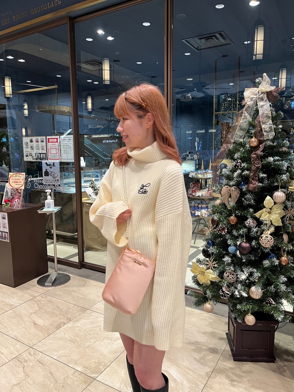 「冬のコーデ、ワントーンコーデ、ハイネック、ダウン、アウター、ベージュ、ニットワンピース、ニット、刺繍ニット、刺繍、白ニット、ナイスクラップ 」｜「one after another NICE CLAUPの【フードが取り外せる】マルチWAYエコダウンジャケット（ダウンジャケット/コート、ベージュ系）」を使った、momokaさん（レディース・160cm）の冬コーディネートの4枚目の写真