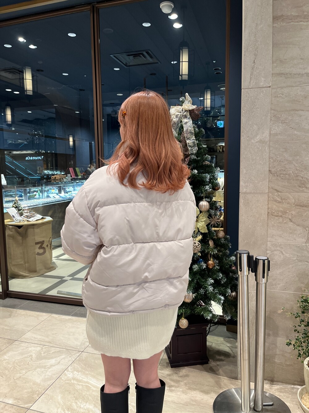 「冬のコーデ、ワントーンコーデ、ハイネック、ダウン、アウター、ベージュ、ニットワンピース、ニット、刺繍ニット、刺繍、白ニット、ナイスクラップ 」｜「one after another NICE CLAUPの【フードが取り外せる】マルチWAYエコダウンジャケット（ダウンジャケット/コート、ベージュ系）」を使った、momokaさん（レディース・160cm）の冬コーディネートの3枚目の写真